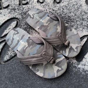 Cat & Jack Boys Camo Toddler Flip Flop Sandals sz 13K- 1 Green Gray Beach